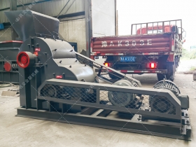 SCF800X800中型雙級(jí)粉碎機(jī)發(fā)往云南楚雄磚廠(chǎng)粉碎土和頁(yè)巖